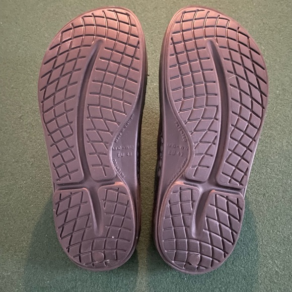 Oofos Men’s Ooaah Slides - Picture 2 of 5